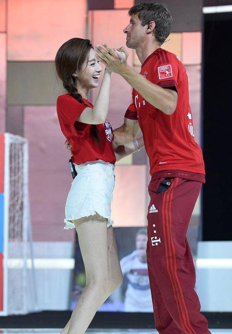 星空·综合(中国)体育网站-
天下足球玉人主持换事情?主持新节目尽显好身材!27岁只身受关注(图4) 星空·综合(中国)体育网站-
天下足球玉人主持换事情?主持新节目尽显好身材!27岁只身受关注(图4)